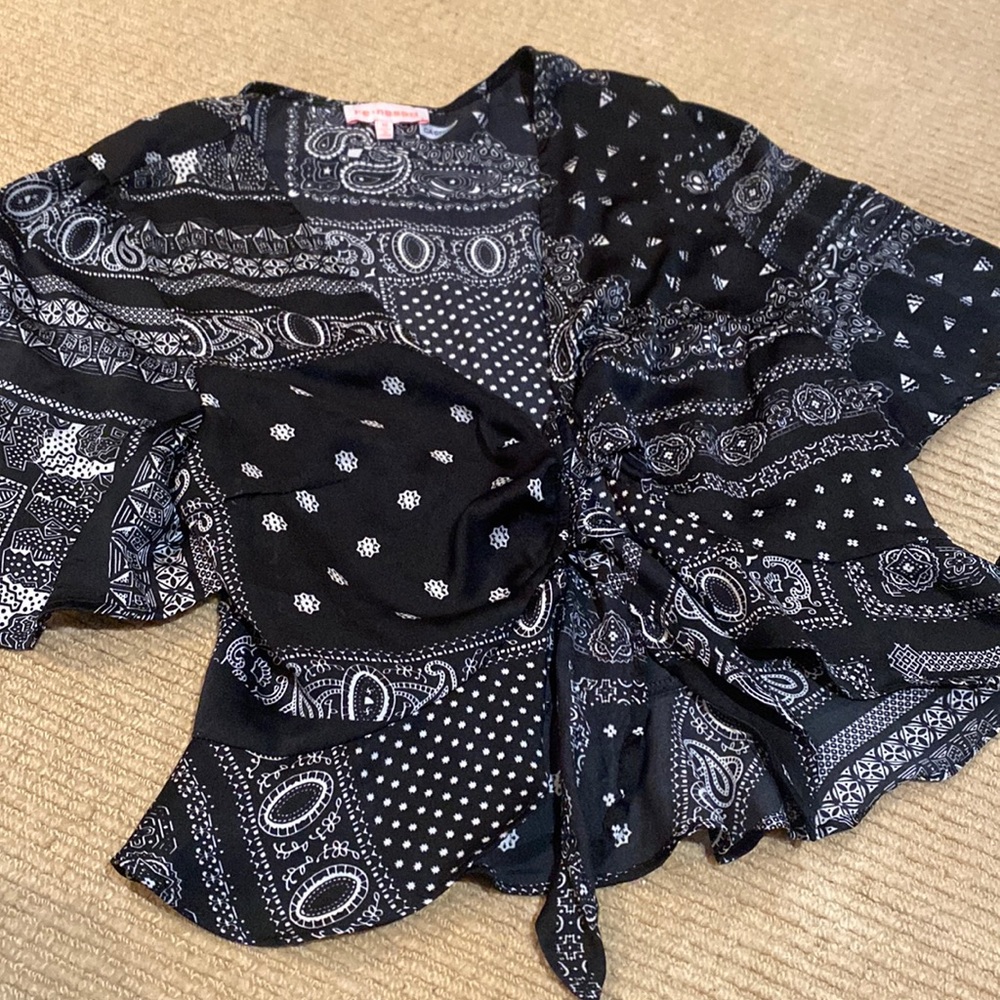 4/$10✨ bandana print crop tie up blouse